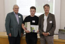 Wolfgang Grimm nimmt den Preis entgegen. 