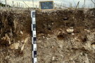 Querschnitt eines steinigen, flachgründigen Bodenprofils