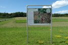 Schautafel zum Theme Regenwürmer auf dem Geländer der LfL in Freising.