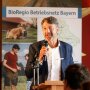 Ein Mann am Rednerpult