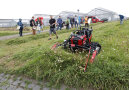 Ferngesteuerte landwirtschaftliche Maschine bei der Mahd