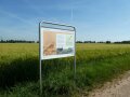 Schautafel in der Landschaft