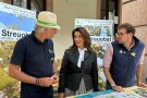 Landwirtschaftsministerin Michaela Kaniber am Streuobst-Stand der LfL auf dem Hoffest