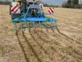 Maschine an Traktor auf einem Feld