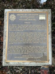 Foto einer historischen Wegmarke des Landwirtschaftlichen Ingenieurwesens“ USLE - Gedenktafel vor dem „National Soil Erosion Research Laboratory“ der USDA (U.S. Department of Agriculture) in Purdue, Indiana 