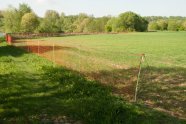 Mobiler Weidezaun. Ein Weidezaun mit enger Maschenweite (vor allem in Bodennähe wichtig) schützt das dahinter liegende Feld vor Gänsefraß.