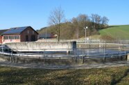 Klärschlamm im Becken einer Kläranlage.