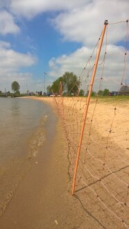 Mobiler Weidezaun an einem Badestrand.