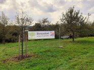 Streuobstbanner auf einer Streuobstwiese