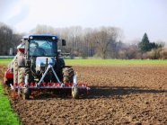 Traktor bei der Bodenbearbeitung