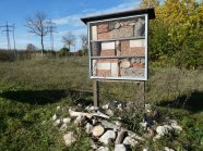 stehende Insektennisthilfe mit Lesesteinhaufen