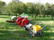 Obsterntegeräte stehen auf einer Wiese, im Hintergrund Bäume einer Streuobstwiese.