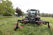 Traktor mit einem Messerbalkenmähwerk im Einsatz.