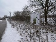 Gehölzlehrpfad mit Infotafel im Schnee