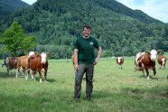 Jakob Sichler auf der Weide mit Milchkühen