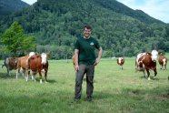 Jakob Sichler auf der Weide mit Milchkühen
