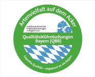 Siegel der Qualitätsblühmischungen Bayern (QBB) mit dem Schriftzug Artenvielfalt auf dem Acker