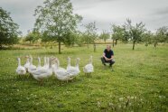 Petra Sandjohann auf der Streuobstwiese von Gut Obbach
