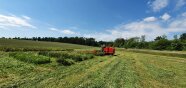 Eine kleine Erntemaschine erntet Parzellen ab