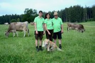 Familie Höpfl vom Jackelhof auf der Weide mit Kühen.