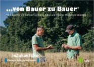 Zwei Landwirte stehen in einem Getreidefeld und unterhalten sich