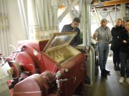 Müllermeister erklärt Aufbau einer Mühle und unterschiedliche Mehle in Bio-Qualität