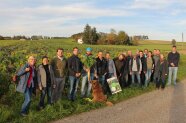 Engagierte Landwirte und Wissenschaftler im FInAL-Projekt vor einer Zwischenfruchtfläche