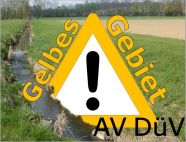 Fotomontage: Warnschild an einem Bach: gelbes Gebiet nach AV DüV