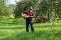 Jürgen Pompe auf einer Streuobstwiese.