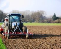 Traktor bei der Bodenbearbeitung