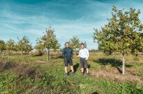 Christian und Leon Schättler auf ihrer Streuobstwiese