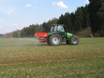 Traktor mit Mineraldüngerstreuer