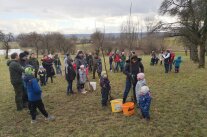 Kinder pflanzen Bäume
