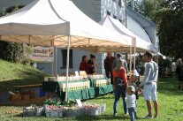 Besucher stehen vor einem Pavillon mit Streuobstprodukten