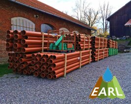 Etliche Meter KG-Rohr-Abschnitte vor einer Lagerhalle im Hof der LfL in Ruhstorf 