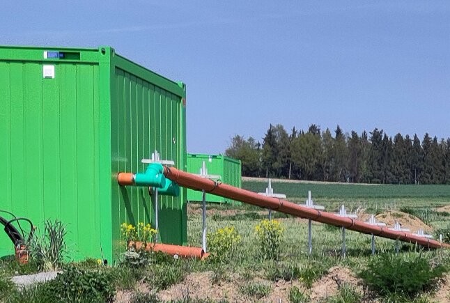 Rohre zur Führung des Oberflächenabflusses von den Spulen am Ende der Parzellen zu den Messeinrichtungen in den Containern