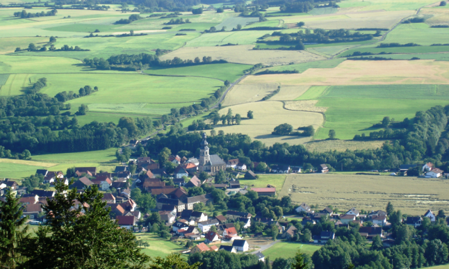 Dorf inmitten einer abwechslungsreichen Kuturlandschaft