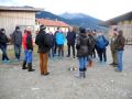 Besuchergruppe der Fachexkursion Ökologische Ziegen- und Milchviehhaltung im Alpenvorland auf dem Demeter-Betrieb der Familie Kronast in Raubling bei Rosenheim. Im Hintergrund die schneebedeckte Farrenpoint. Der Betrieb Kronast hat vor wenigen Jahren ein zukunftsweisendes Stallkonzept der LfL Arbeitsgruppe Stallgebäude umgesetzt – ein Laufstall für 24 horntragende Kühe, weitgehend mit eigenem Waldholz von einem örtlichen Zimmerer errichtet.