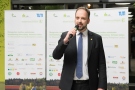 Tobias Eschenbacher, Oberbürgermeister der Stadt Freising bei der Eröffnung des Abendempfangs. Er steht vor den Rollups der Veranstalter und spricht zu den Gästen. (Bild von vorne)