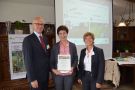 Regierungsvizepräsident der Oberpfalz, Walter Jonas gratuliert Frau Plank zum ersten Preis beim Ackerwildkraut-Wettbewerb