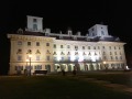 Schloss von außen bei Nacht