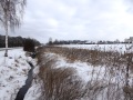 Wasserlauf mit im Winter