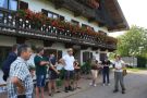 Die Jury der Wiesenmeisterschaft vor dem Haus von Familie Gasteiger