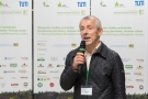 Prof. Dr. Gerhard Bellof, Dekan der Fakultät Land- und Ernährungswirtschaft der HSWT bei der Eröffnung des Abendempfangs. Er steht vor den Rollups der Veranstalter und spricht zu den Gästen. (Bild von vorne)