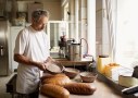 Bäcker beim Brotbacken