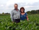 Lydia Hecht und Martin Wiethaler im Sojafeld