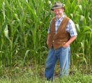 Mann vor einem Maisfeld