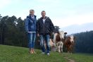 Hannelore und Andreas Adlhoch auf der Weide mit Milchkühen