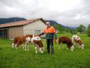 Betriebsleiter Leonhard Zach inmitten seiner Kuhherde