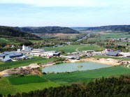 Landschaft mit verschiedenen Elementen, wie Kanal, Gewerbe und Siedlung